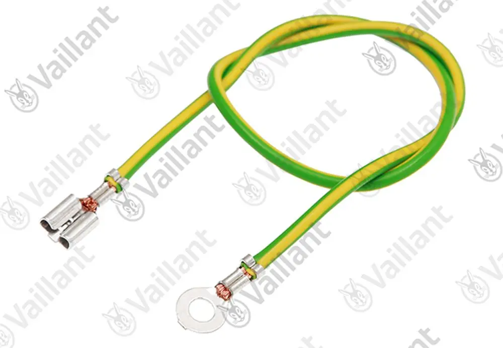 Grünes und gelbes Kabel mit zwei Steckverbindern und einer ringförmigen Klemme, geeignet für elektrische Anwendungen, Marke Vaillant.